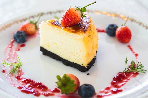 tarta de queso con fresas frescas y arándanos