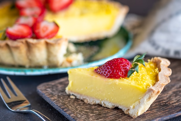 Foto tarta de queso con fresas frescas. postre dulce