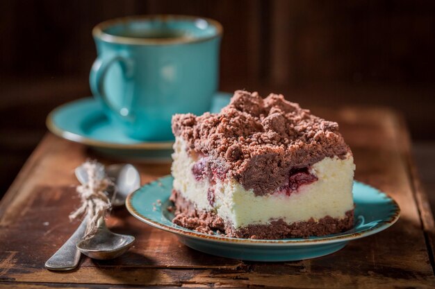 Tarta de queso fresca y casera servida con café