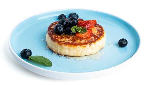 Tarta de queso con frutas aisladas sobre fondo blanco. Foto de alta calidad