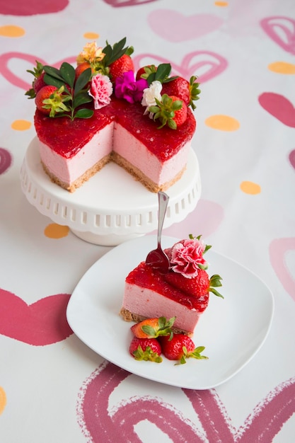 Tarta de queso con frutas y fresas Postre tradicional con corteza de galleta hecha en casa