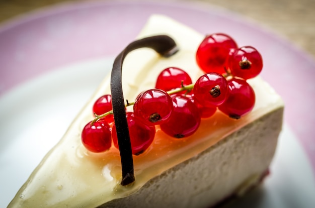 Tarta de queso con grosella roja closeup