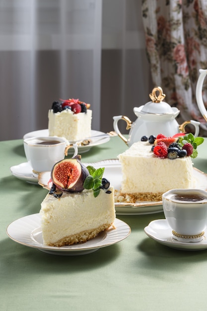 Tarta de queso con higos, frutos del bosque y café