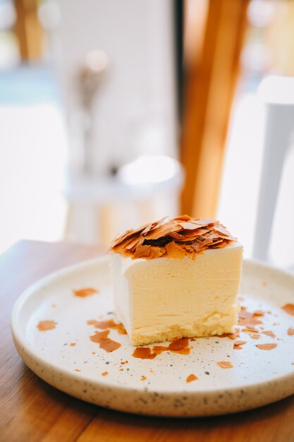 Foto tarta de queso japonesa en mesa de madera