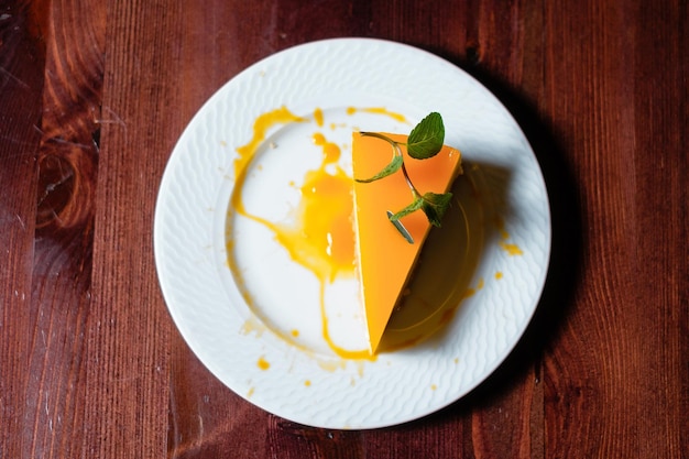 Tarta de queso con limón en un plato Vista superior del postre ligero