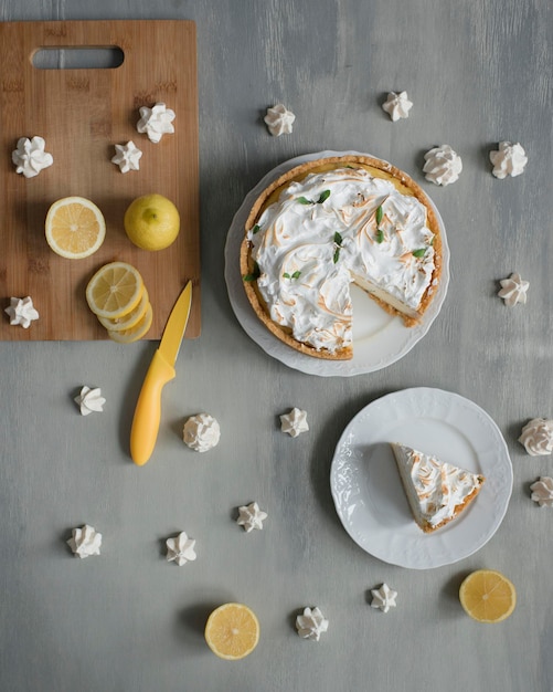 Tarta de queso con limones en la mesa