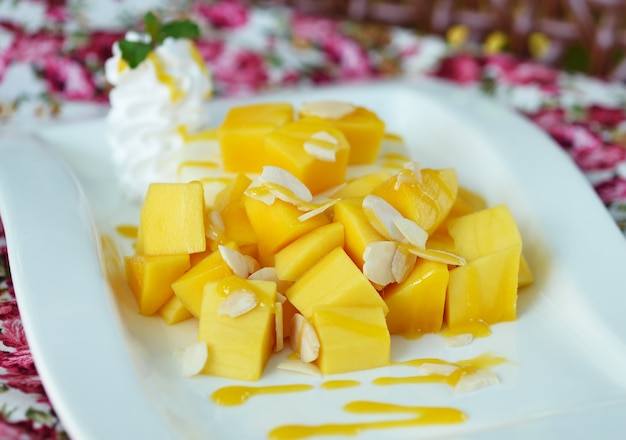 Tarta De Queso De Mango En Plato Blanco