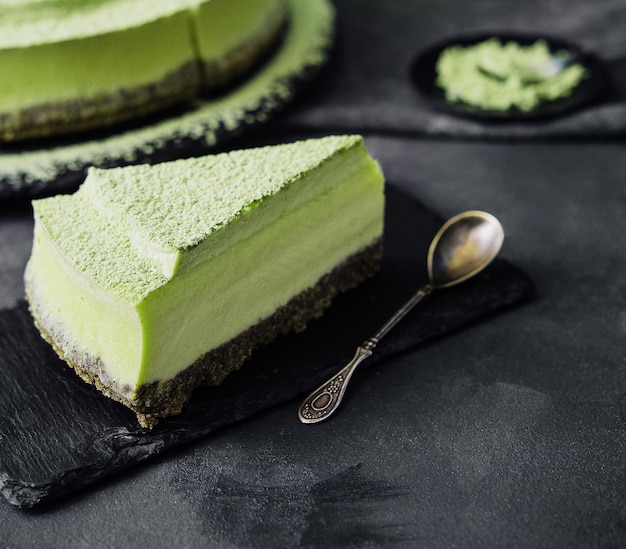 Tarta de queso matcha en piedra de cerca