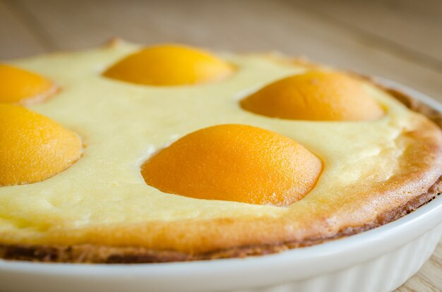 Tarta de queso melocotón en la mesa