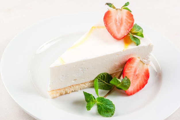 Tarta de queso con menta y fresas