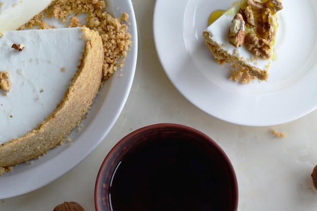 tarta de queso con nueces en un plato blanco y café