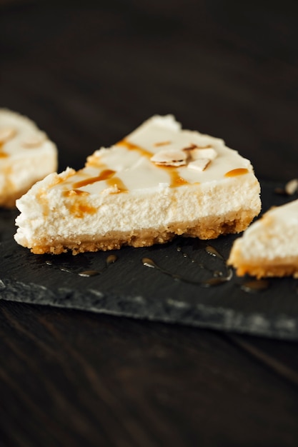 tarta de queso nueva york sobre un fondo de madera