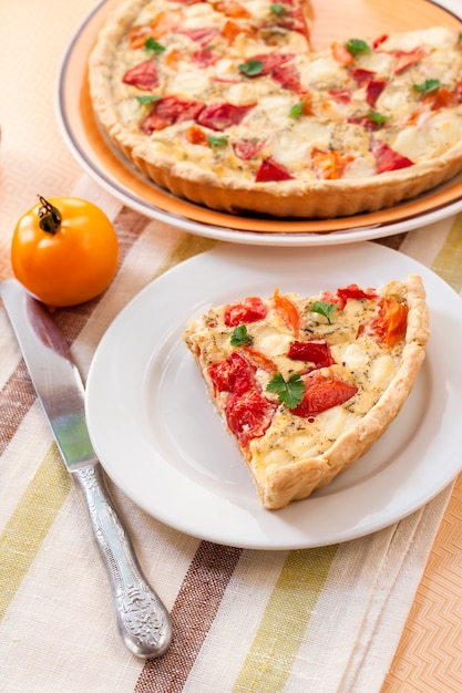 Tarta con queso de oveja salado y tomates