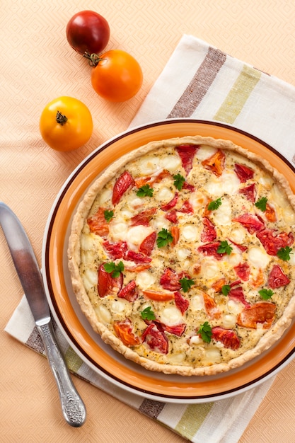 Tarta con queso de oveja salado y tomates