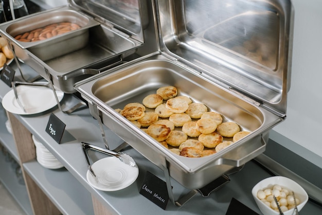 Tarta de queso y panqueques en un tazón en la mesa del buffet