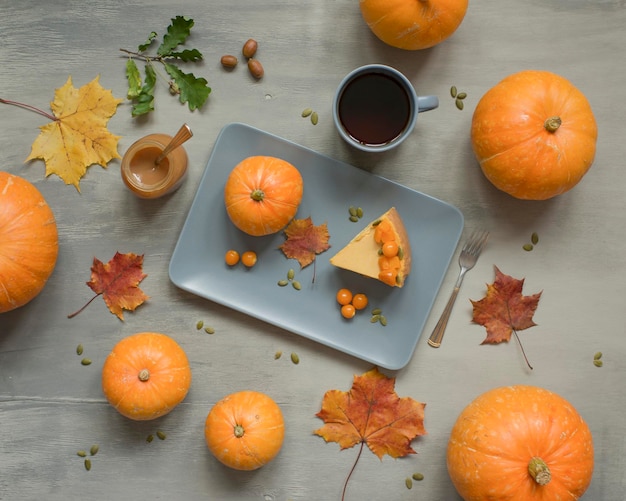 Tarta de queso con pastel de calabaza y bebida en la mesa