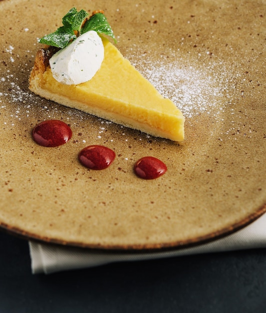 Tarta de queso en un plato y una taza de café