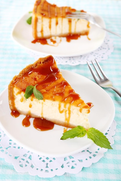 Tarta de queso en platos sobre mantel closeup