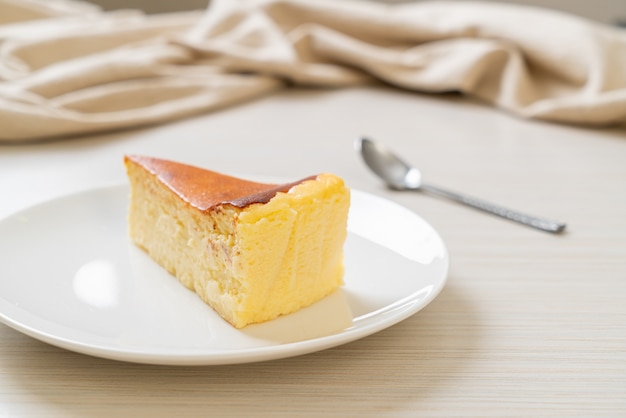 Tarta de queso quemada casera en la placa blanca.