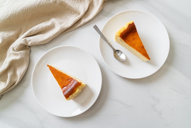 Tarta de queso quemada casera en la placa blanca.