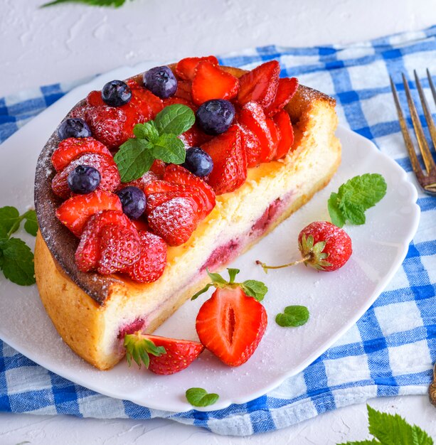 Tarta de queso de requesón y fresas frescas.