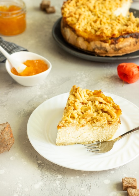 Tarta de queso con requesón, mermelada de naranja y crumble