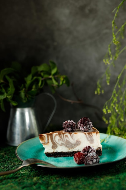 Tarta de queso con sabor a chocolate está en un plato con moras