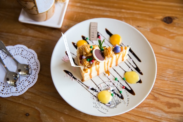 tarta de queso con salsa de palomitas de maíz y caramelo