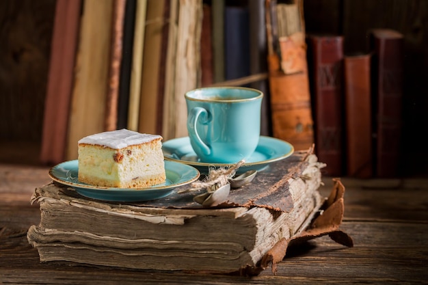 Tarta de queso servida con café en porcelana azul