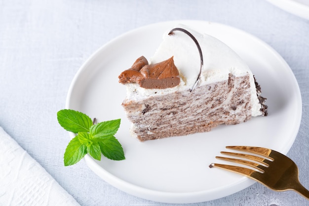 Tarta de queso sobre una mesa de luz La tarta está decorada con chocolate