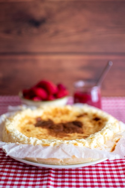 Tarta de queso tradicional con frambuesas frescas