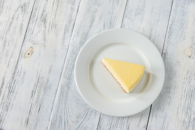 Tarta de queso tradicional en la mesa de madera