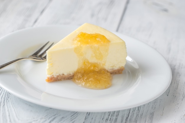 Tarta de queso tradicional en la mesa de madera