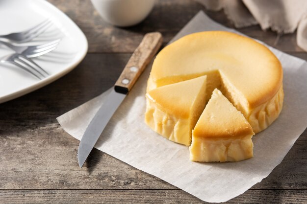 Tarta de queso tradicional de Nueva York en mesa de madera