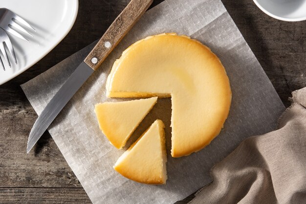 Tarta de queso tradicional de Nueva York en mesa de madera