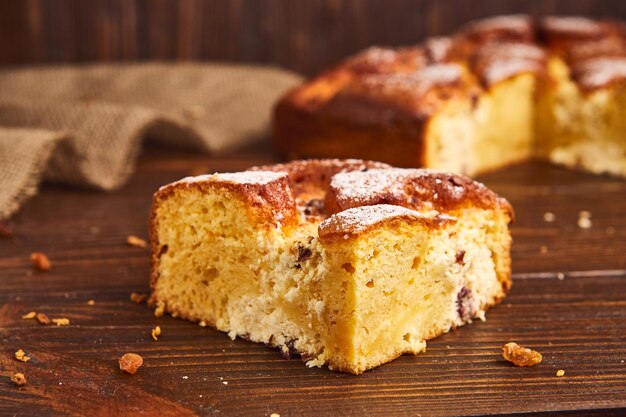 Tarta de queso de vainilla clásica fresca sobre fondo de madera