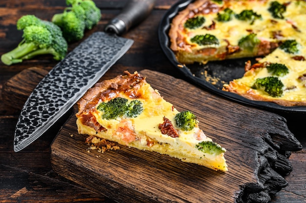 Tarta de quiche en rodajas con salmón, espinacas y nata