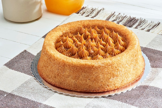 Foto tarta redonda de churros con dulce de leche y canela d brasileña