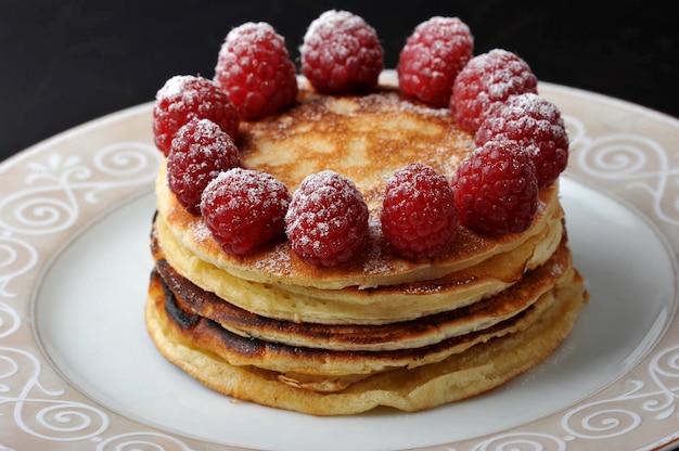 Tarta redonda de varias capas con frambuesas