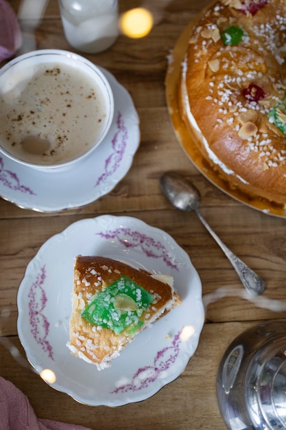 Tarta rey con nata y frutas Dulce típico navideño en España