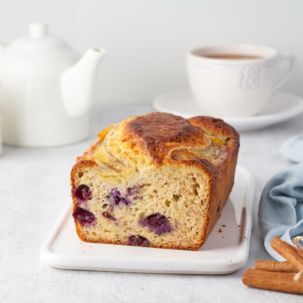 Tarta de rodajas con plátano y arándanos