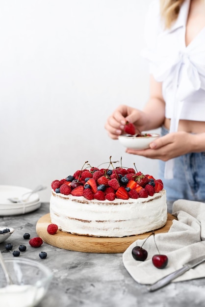 Tarta rústica con bayas frescas sobre un fondo de hormigón