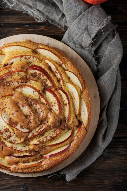 Tarta rústica casera con manzana y canela