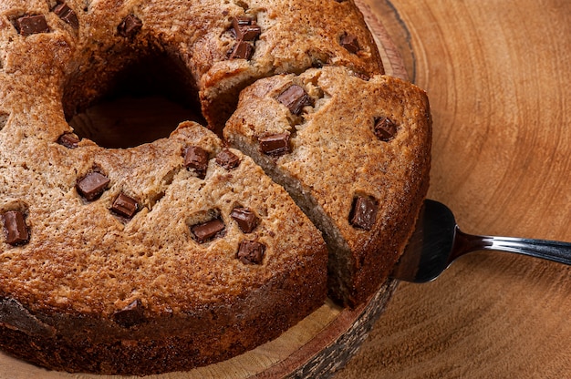 Tarta rústica casera con trozos de chocolate