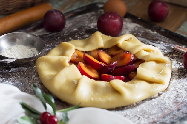 Tarta rústica tradicional preparada a partir de masa y ciruela. De cerca