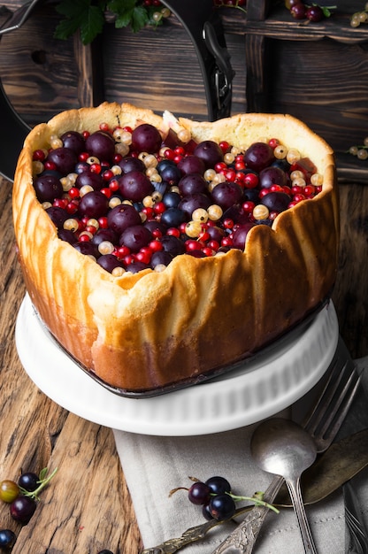 Tarta rústica de verano con moras.