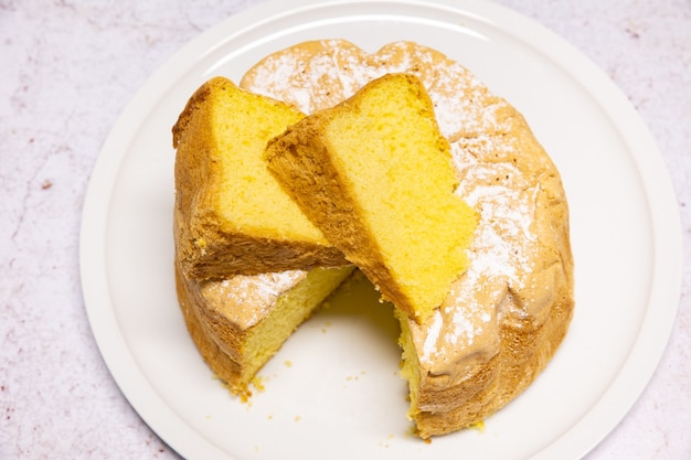 Tarta de Saboya casera en un plato de porcelana blanca bonita