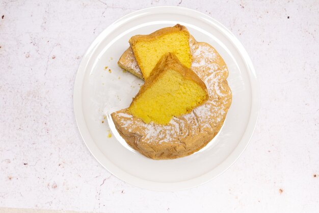 Tarta de Saboya casera en un plato de porcelana blanca bonita