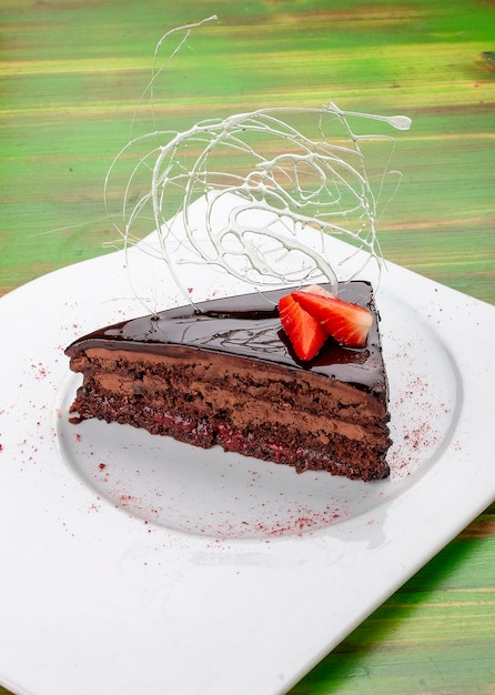 Tarta Sacher de chocolate con fresas