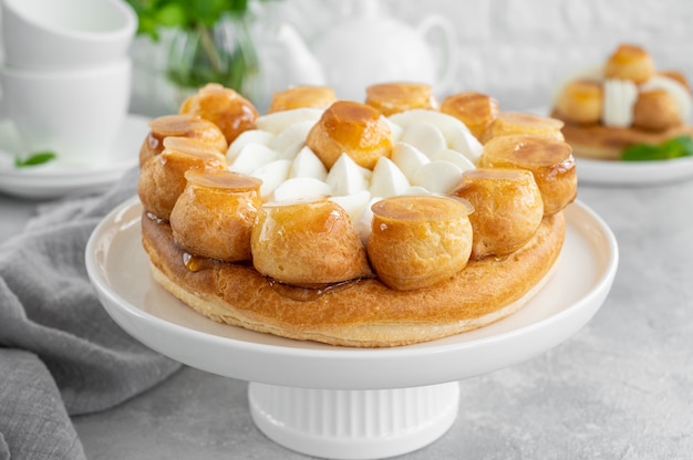 Tarta de Saint Honoré con Profitrols, caramelo, natillas y nata montada